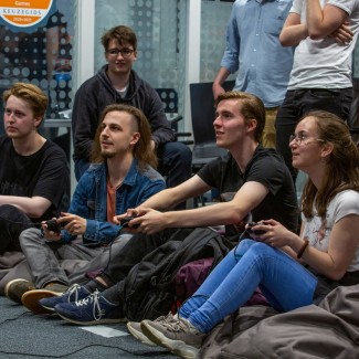Studenten spelen een videogame