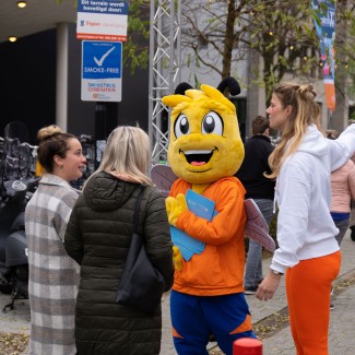 BUzz buiten bij ontvangst gasten