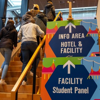 Gasten op de trap in Horizon