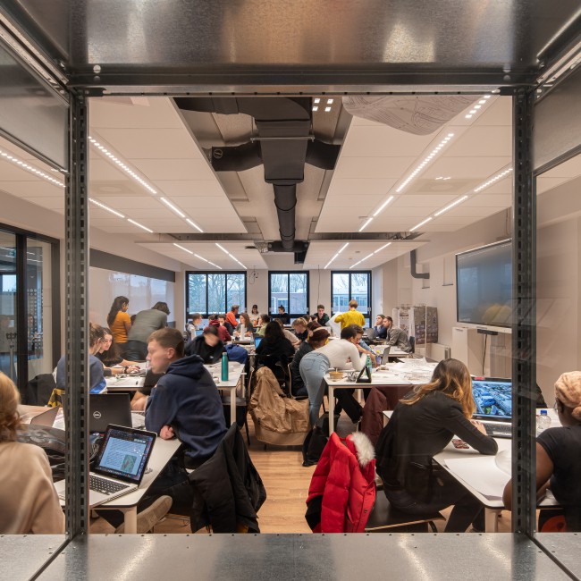 Studenten werken samen op laptops in een klaslokaal 