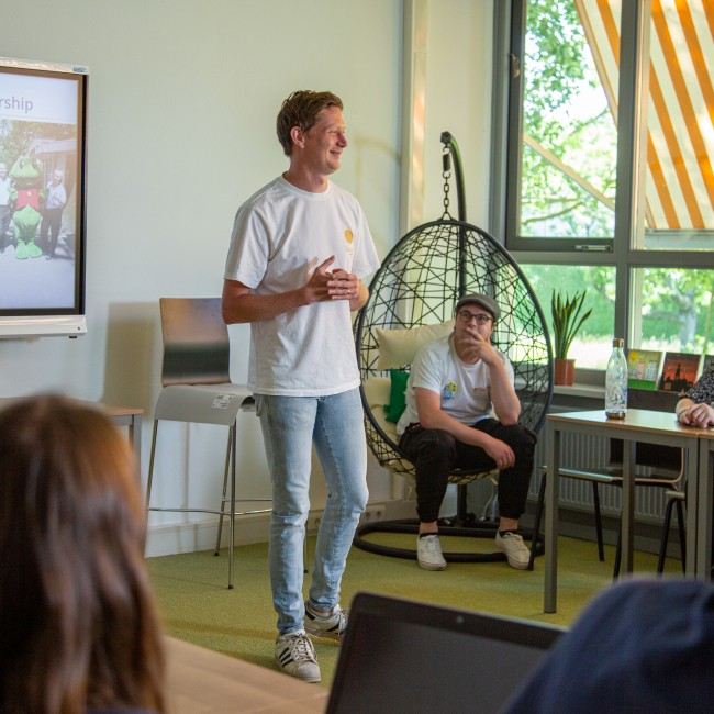 Studenten en een docent in een les