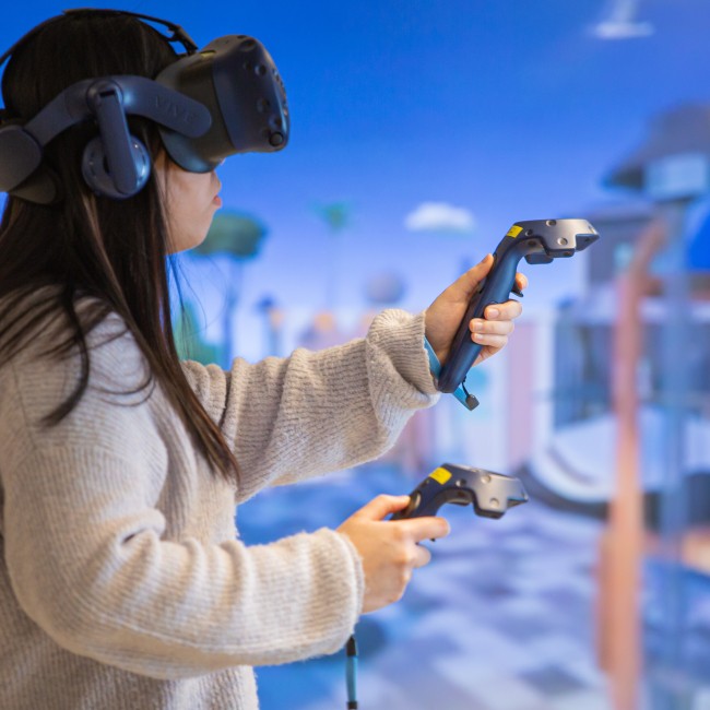 Een meisje speelt een spel met een VR-bril op