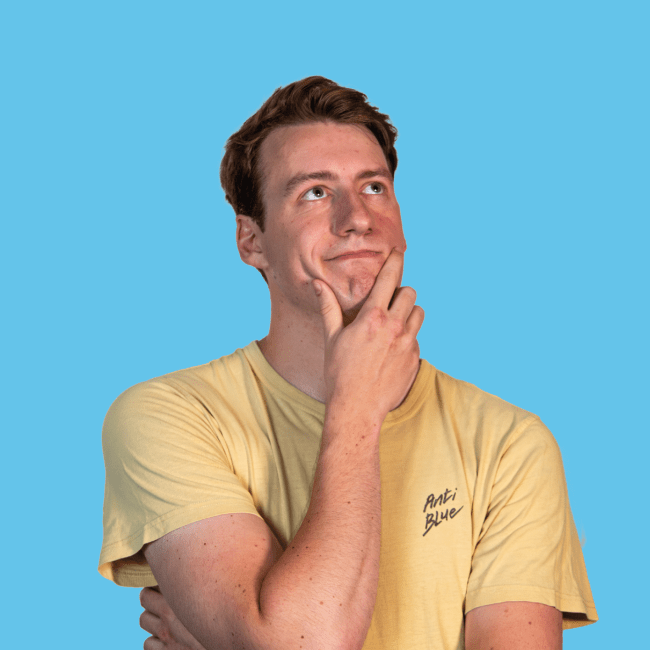 Een twijfelende jongen houdt zijn hand bij zijn kin