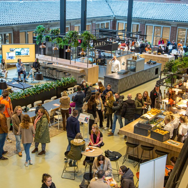 Studiekiezers, ouders en studenten praten op de open dag