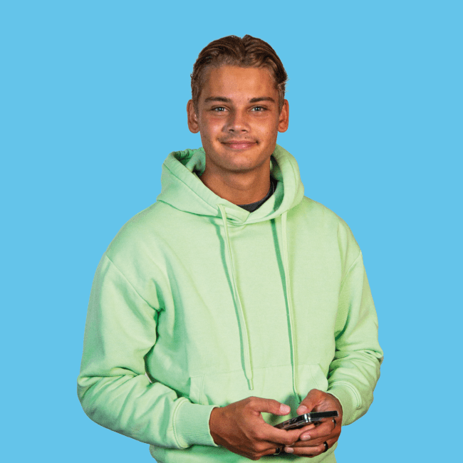 Een jongen typt op zijn telefoon