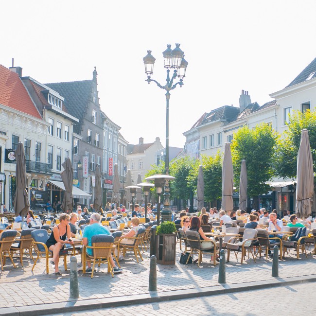 Een groot terras op een plein in het centrum van Breda