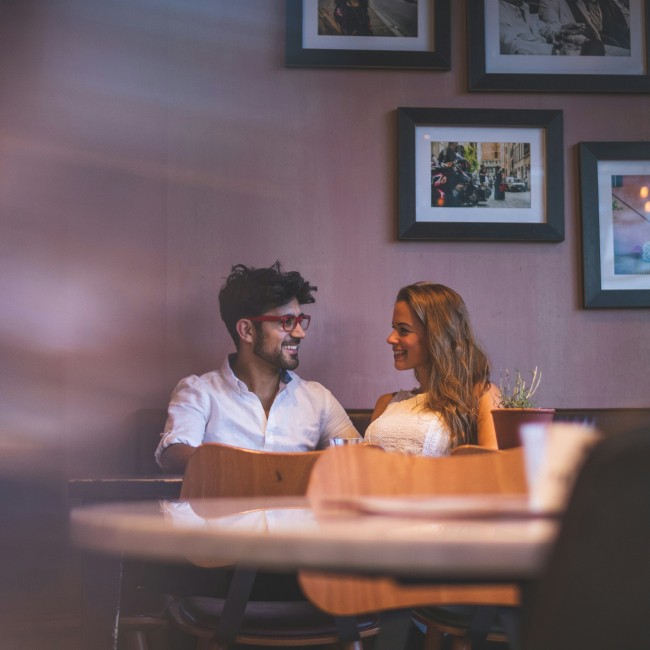 Een man en een vrouw zitten samen in een restaurant