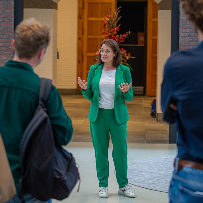 Een vrouw presenteert voor studiekiezers