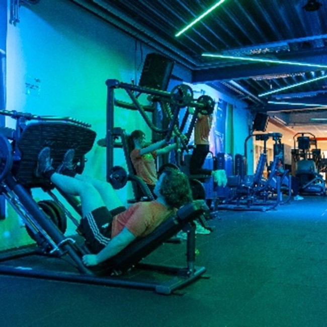 Studenten sporten in een sportschool