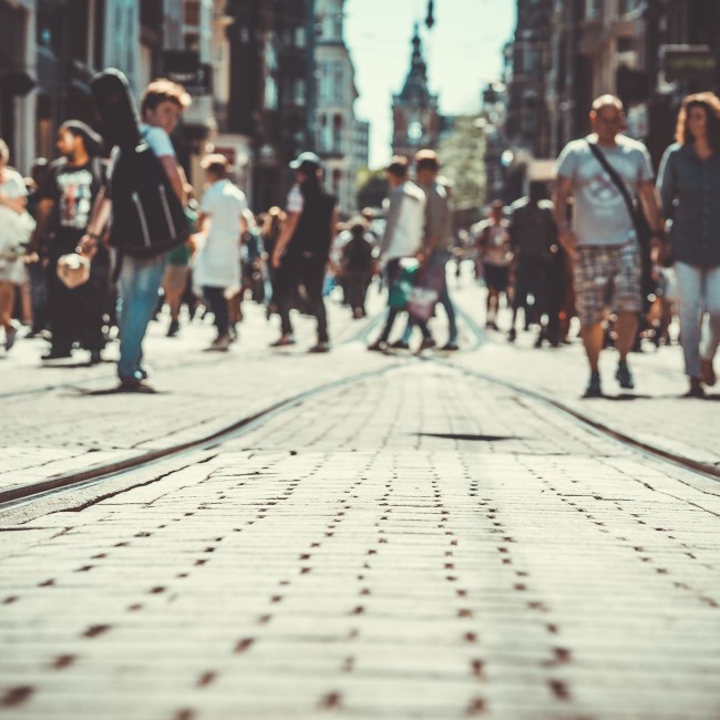 Mensen lopen door een drukke winkelstraat