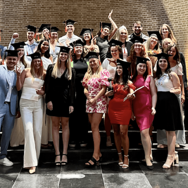 Groepsfoto van afgestudeerde studenten TDM