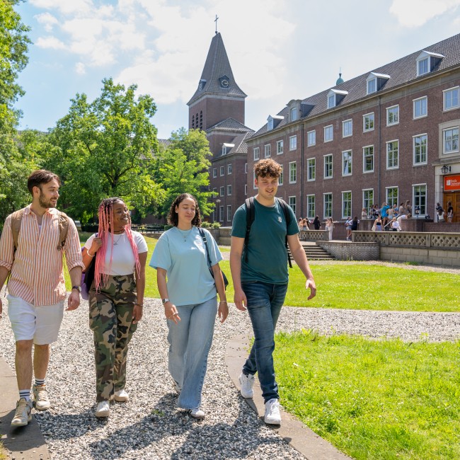 Vier studenten lopen over de BUas campus