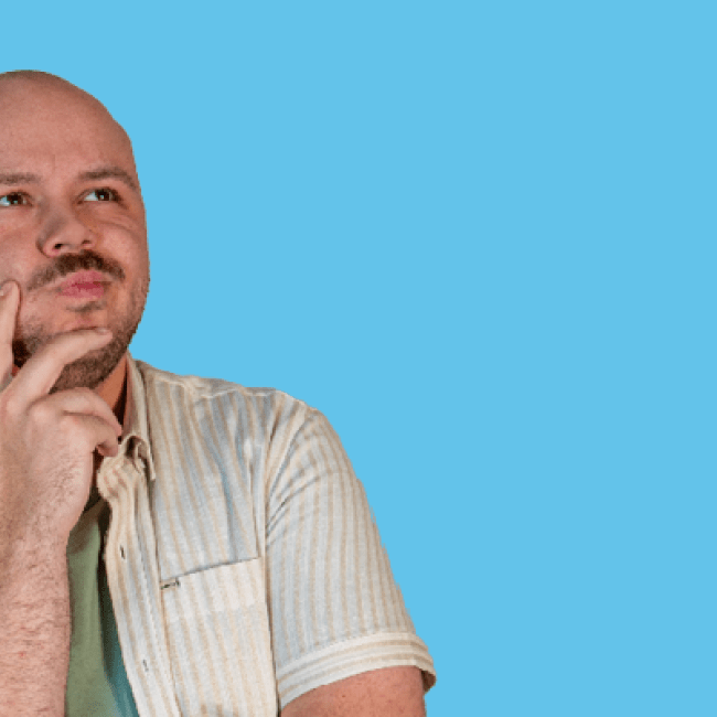 Een jongen heeft zijn hand bij zijn kin en denkt na 