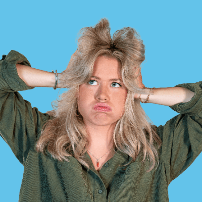 Een meisje heeft haar handen in haar haren en kijkt besluiteloos
