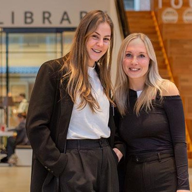 Portretfoto van Femke en Sharon