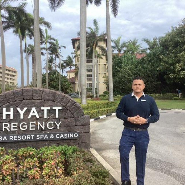 Jean Paul Thijzen staat bij het Hyatt Regency resort