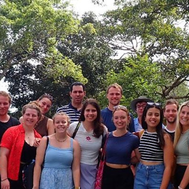 Groepsfoto van studenten in de natuur