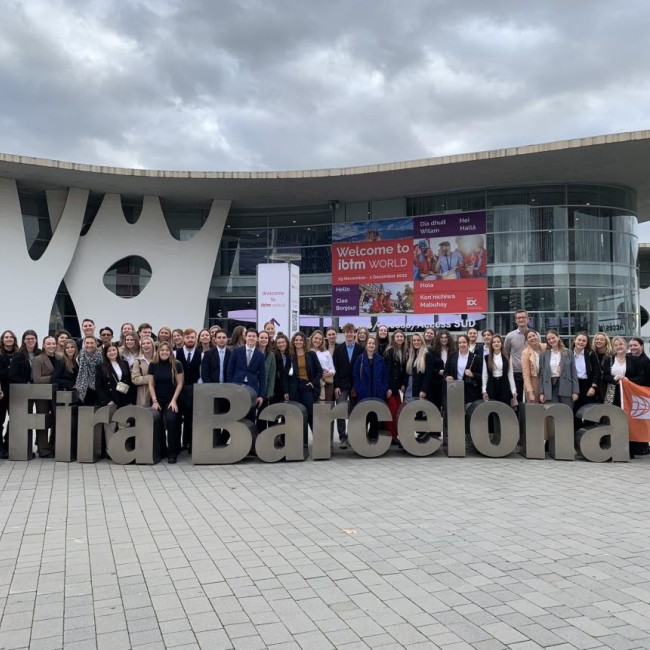 Groepsfoto van studenten en docenten voor Fira Barcelona