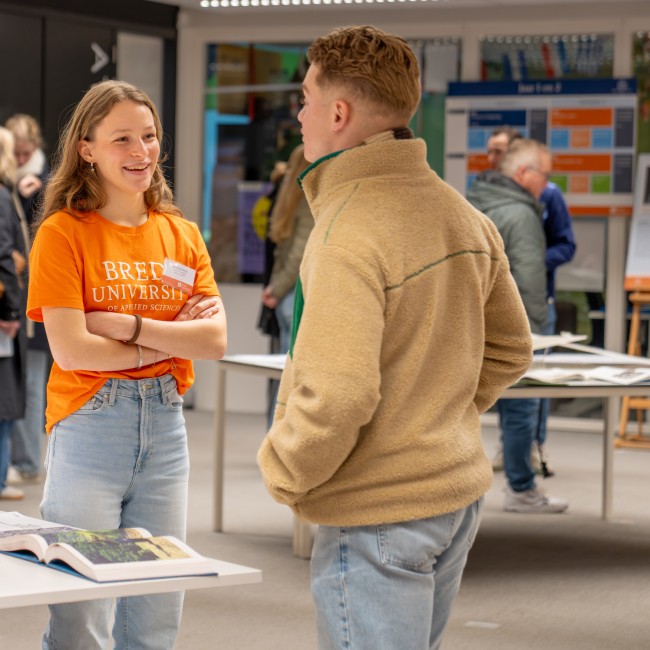 Een student praat met een studiekiezer