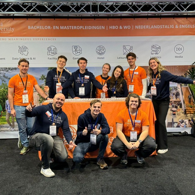 Student ambassadeurs op een studiekeuzebeurs