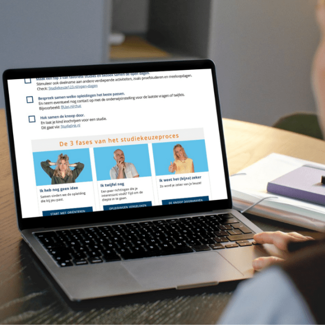 Vrouw kijkt op laptop naar ouder leaflet