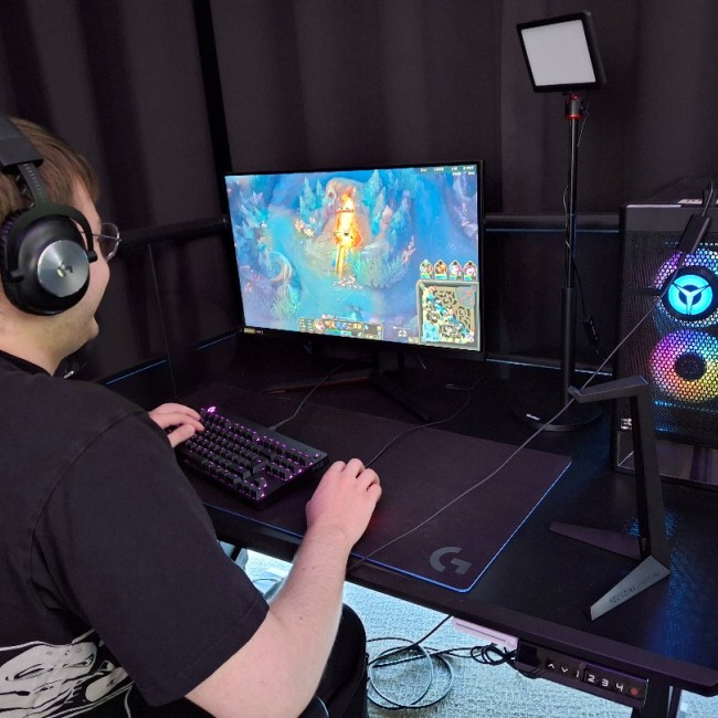 Student speelt een videogame