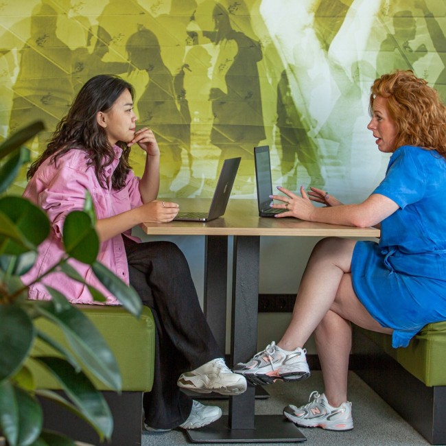 Student in gesprek met docent