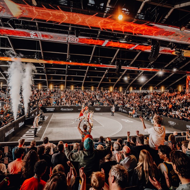 Een sportwedstrijd met veel publiek in een stadion