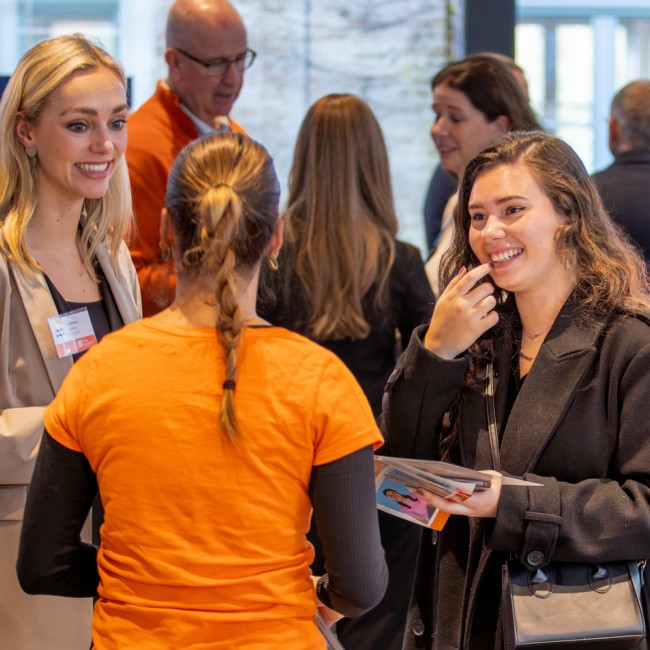 Studiekiezers in gesprek met student 