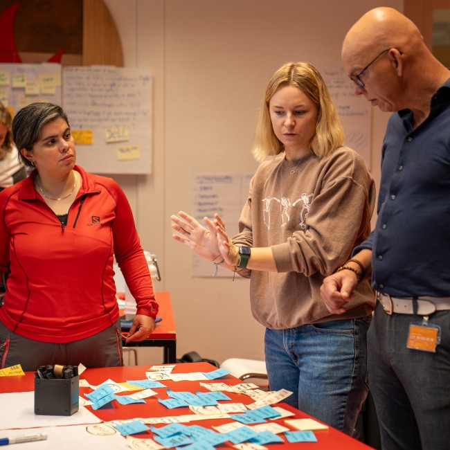 Studenten in gesprek met docent tijdens brainstormsessie