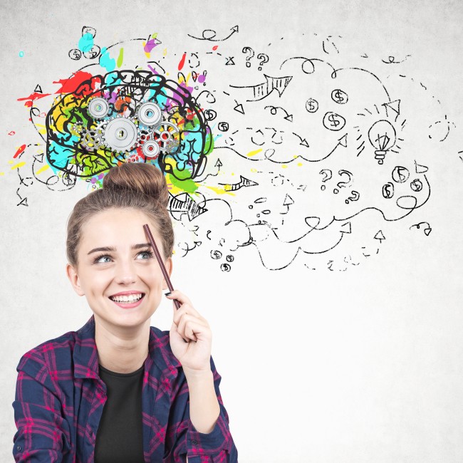 Een studente met een tekening van hersens