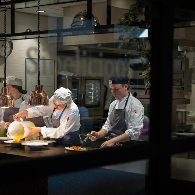 Studenten aan het werkin Restaurant Sibilisious