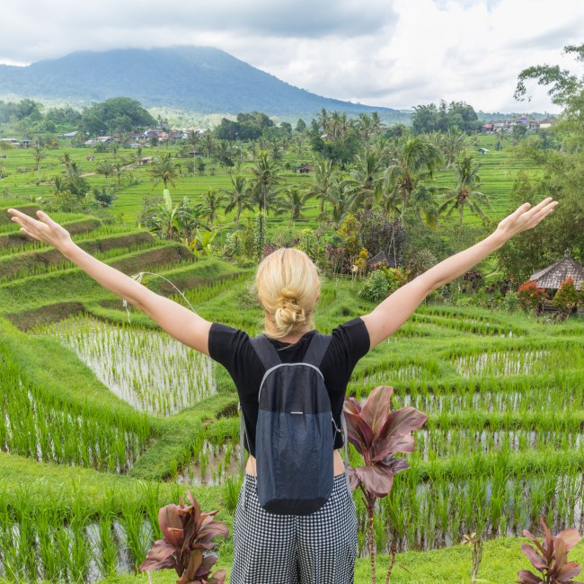 Vrouw in een indrukwekkend landschap, voorbeeld van een toeristische bestemming die op je pad kan komen in de opleiding AD Tourism Management.