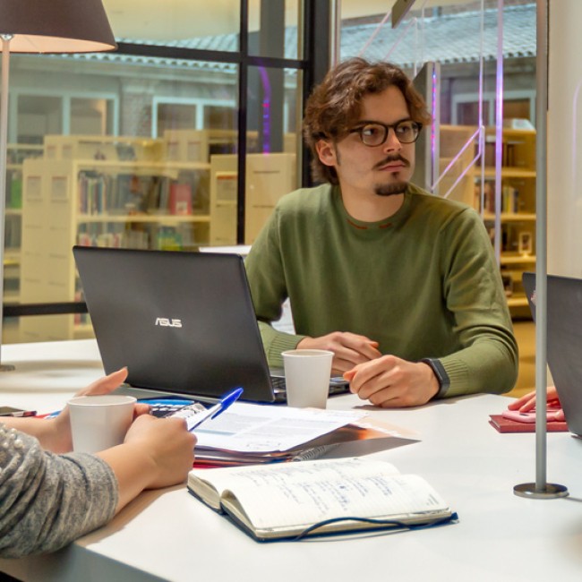 BUas connects - three students talking