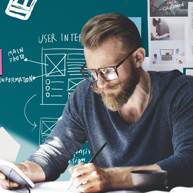 Iemand aan het werk op een laptop