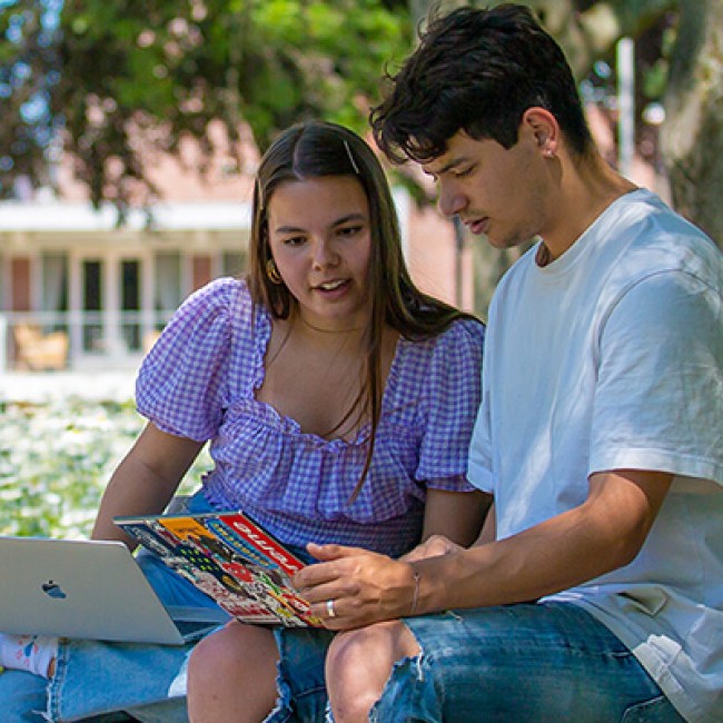 Vier studenten werken op laptops op de BUas campus