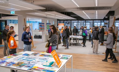 Studiekiezers praten met studenten op de open dag
