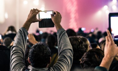Mensen maken opnames op hun mobiele telefoon tijdens concert