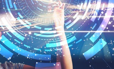 Een vrouw kijkt vol verwondering door een VR-bril