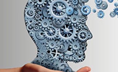 Een hand houdt een gezicht van tandwielen vast