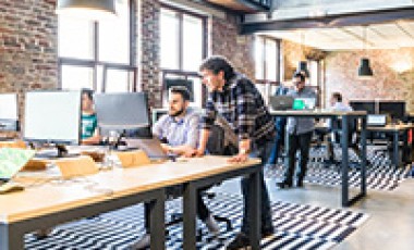 Mannen werken op computers in een kantoor 