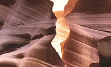 Golvende rotswand in een grot