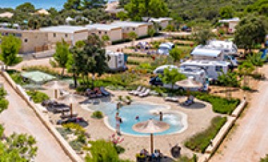 Een camping met een zwembad aan de kust