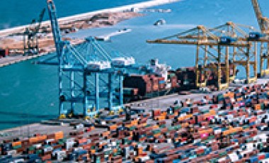 Containers staan in stapels in een haven