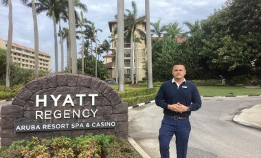 Jean Paul Thijzen staat naast het Hyatt hotel op Aruba