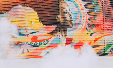 Een groot graffiti-kunstwerk op een metalen muur