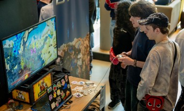 Twee studenten laten hun werk zien tijdens de Showcase Day