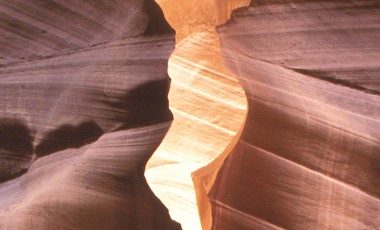 AI afbeelding van een pad tussen twee bergen