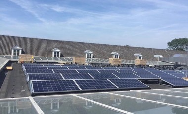 Zonnepanelen op een dak