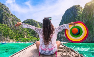 Een student bij een idyllisch meer op vakantie